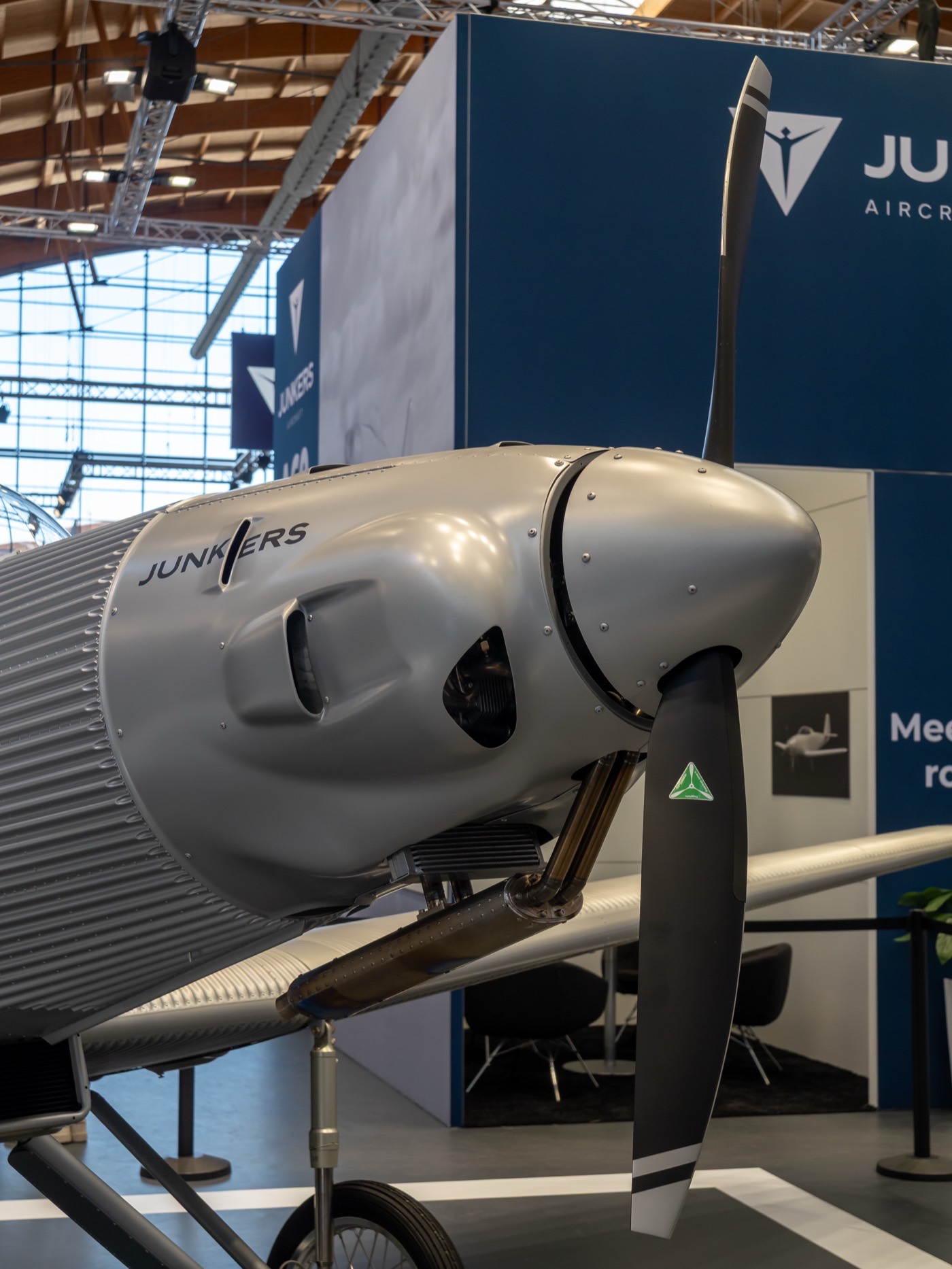 Hélice bipale à pas fixe en matériau composite, boulonnée directement sur le nez d'un avion léger, sans mécanisme de régulation visible
