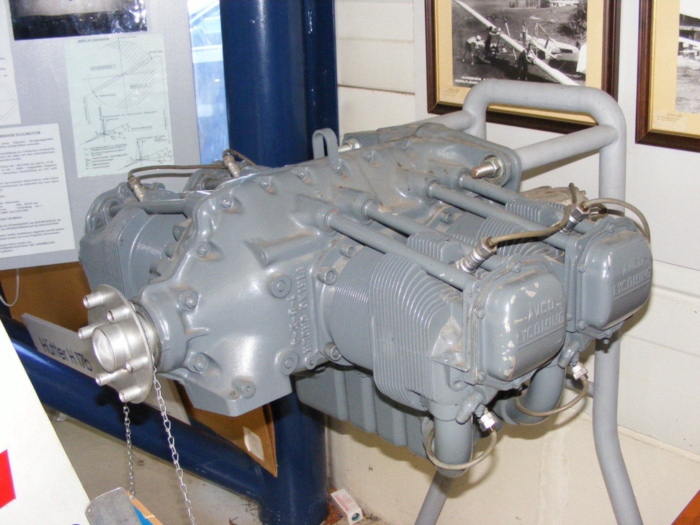Moteur d'avion léger Avco Lycoming à 4 cylindres à plat, vu de trois-quarts, exposé dans un musée de l'aviation