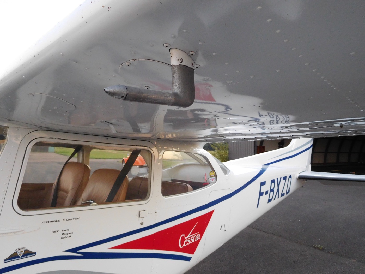 Prise Pitot en forme de tube métallique coudé, fixée sous l'aile d'un Cessna 172, face à l'écoulement d'air