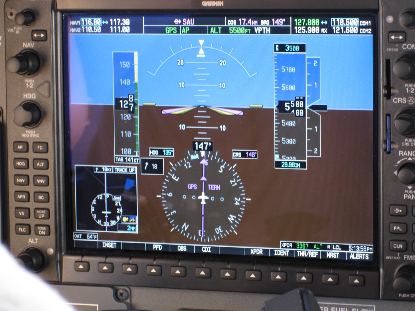 Écran PFD Garmin G1000 montrant le ruban de vitesse vertical avec les mêmes bandes de couleur que l'anémomètre classique