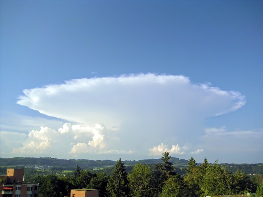 Cumulonimbus avec large enclume au sommet, image de révision pour l'instabilité et le stade mature de l'orage