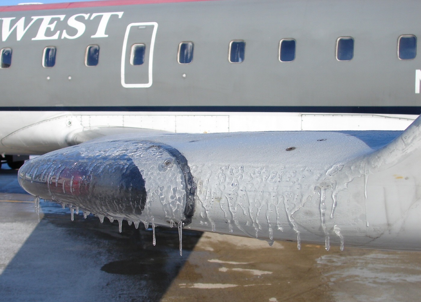 Givre accumulé sur le bord d'attaque d'une aile d'avion, image de révision pour la station givrage