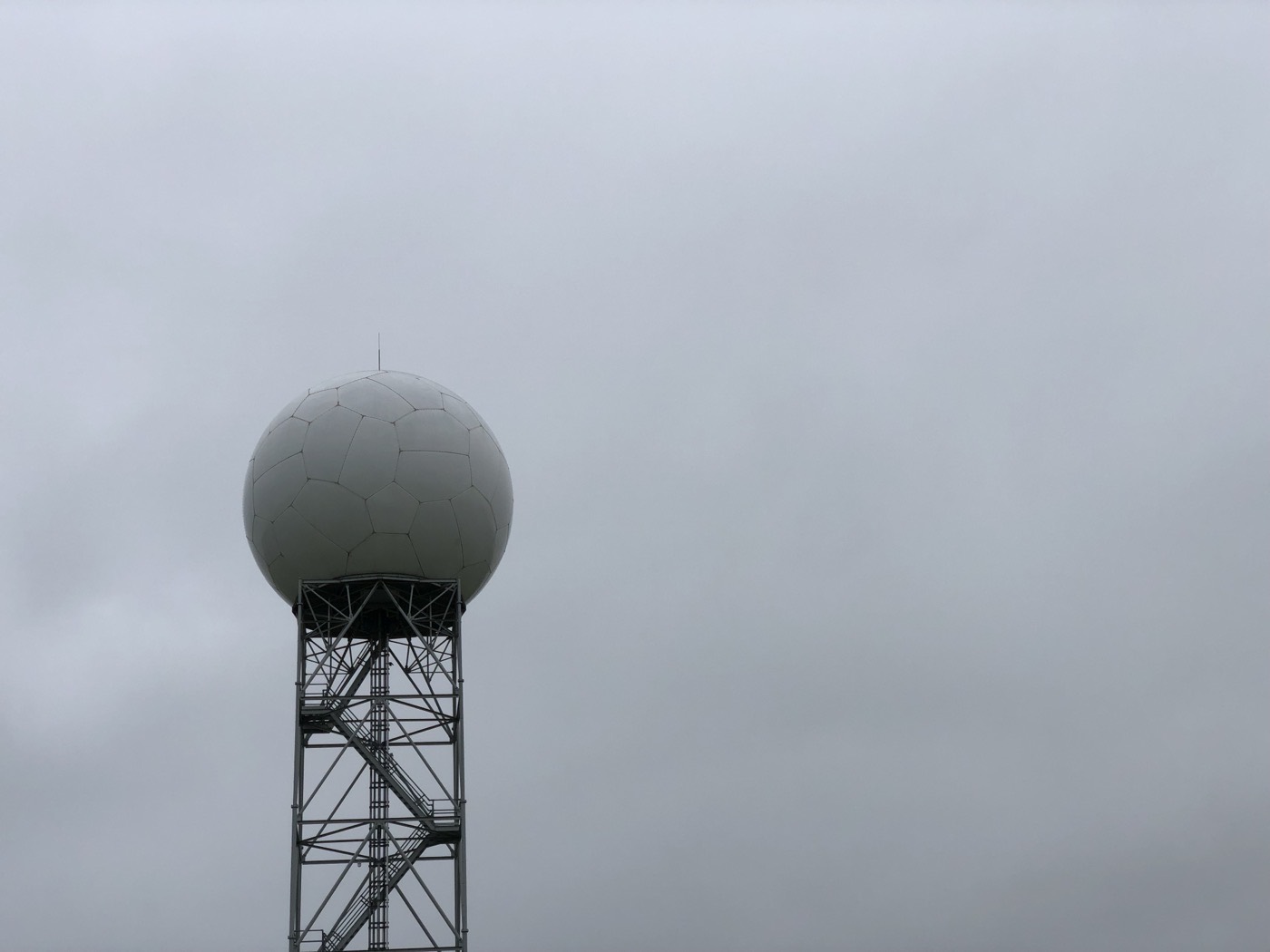 Couche de stratus basse, plate et uniforme, typique d'une atmosphère stable où l'air ne monte pas