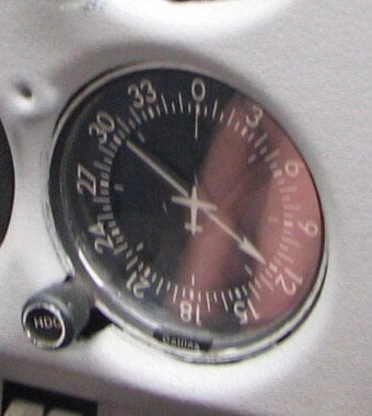Cadran ADF réel dans un Cessna 172, cadran gradué 0 à 33 avec une aiguille double pointant vers la balise NDB captée