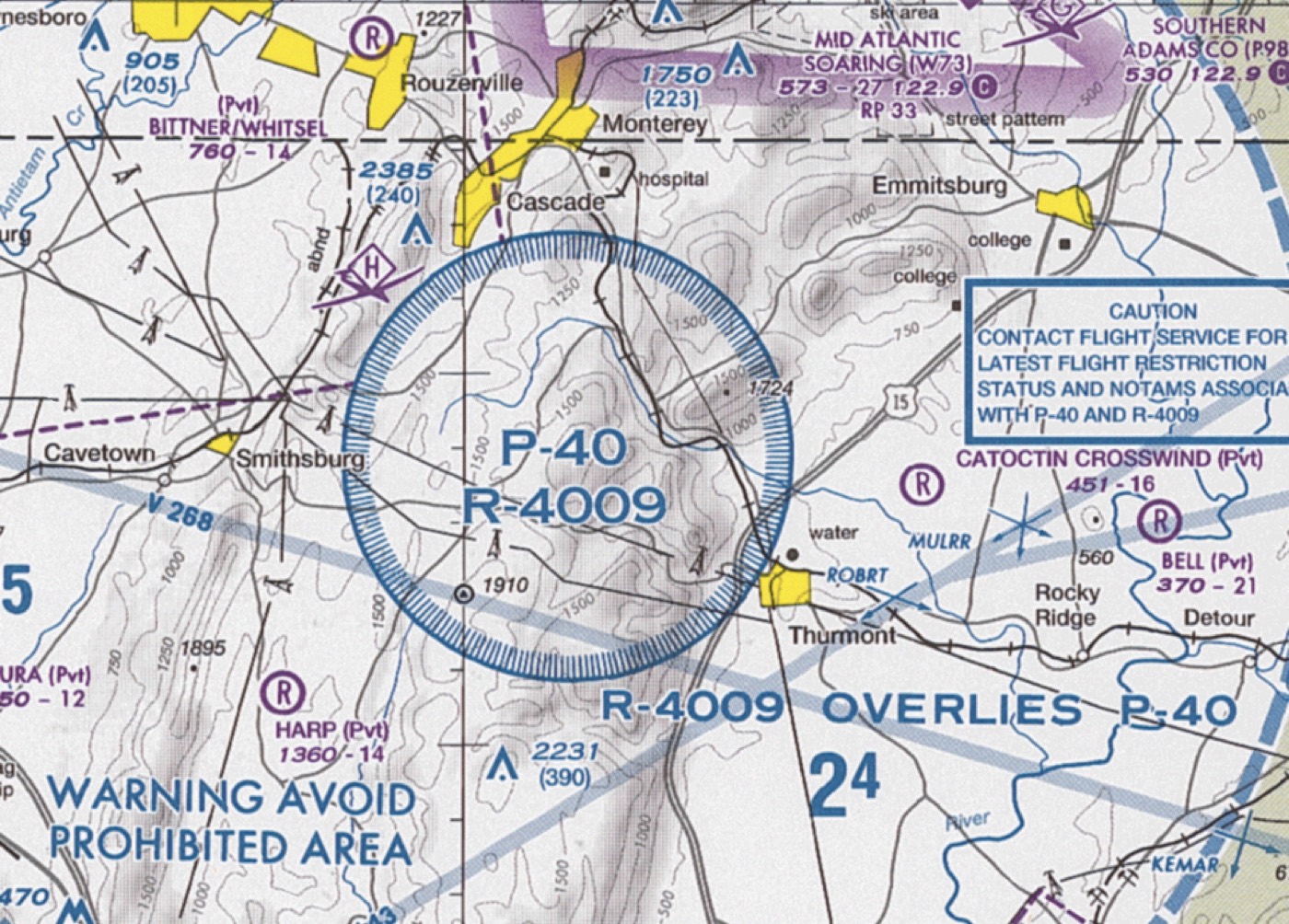Extrait réel d'une carte aéronautique officielle montrant une zone prohibée P-40 et une zone réglementée R-4009 superposées, avec relief en courbes de niveau et altitudes en pieds
