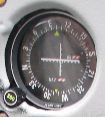 Instrument CDI/OBI de VOR réel dans un Cessna 172, avec le drapeau NAV, le drapeau GS et la barre de déviation verticale