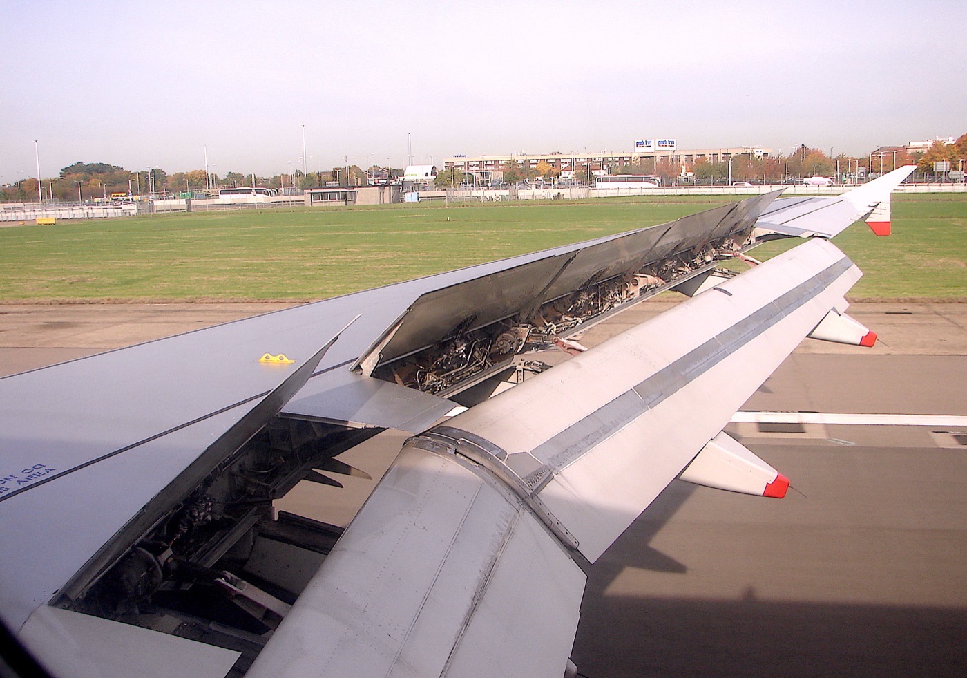 Volets hypersustentateurs et aérofreins sortis sur l'aile d'un avion de ligne, vus de dessus
