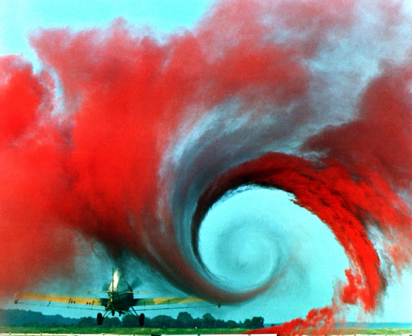 Fumée rouge visualisant le tourbillon marginal en bout d'aile d'un avion, essai NASA