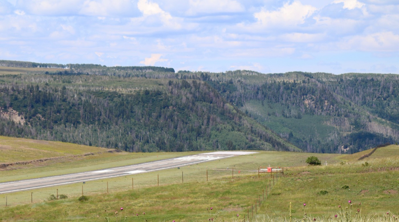 Piste de l'aérodrome de Telluride, Colorado, entourée de montagnes, l'un des aérodromes les plus élevés d'Amérique du Nord