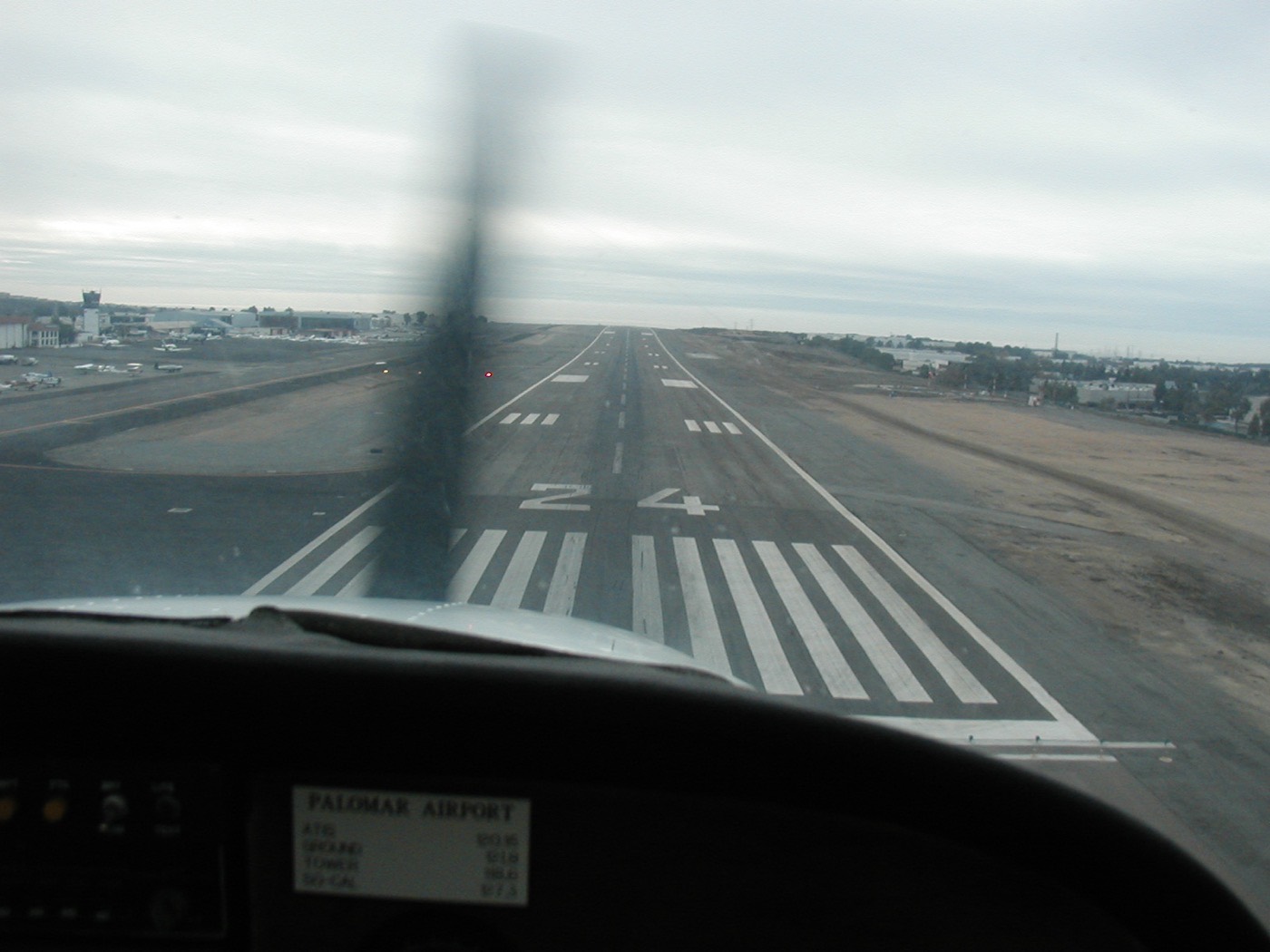 Vue en approche courte finale d'une piste 24, avec le numéro peint clairement visible sur le seuil